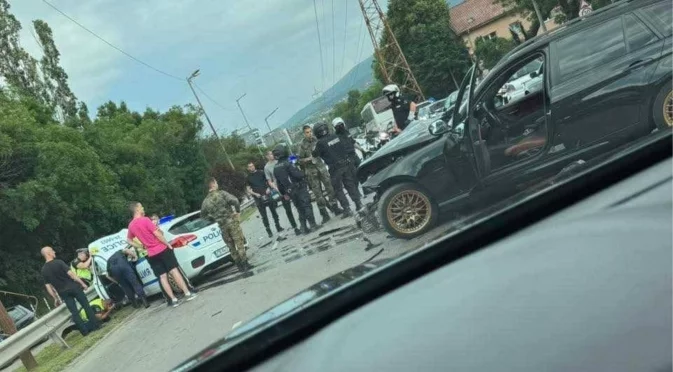 БМВ отнесе патрулка с двама полицаи в София, шофьорът избяга и се издирва (СНИМКИ)