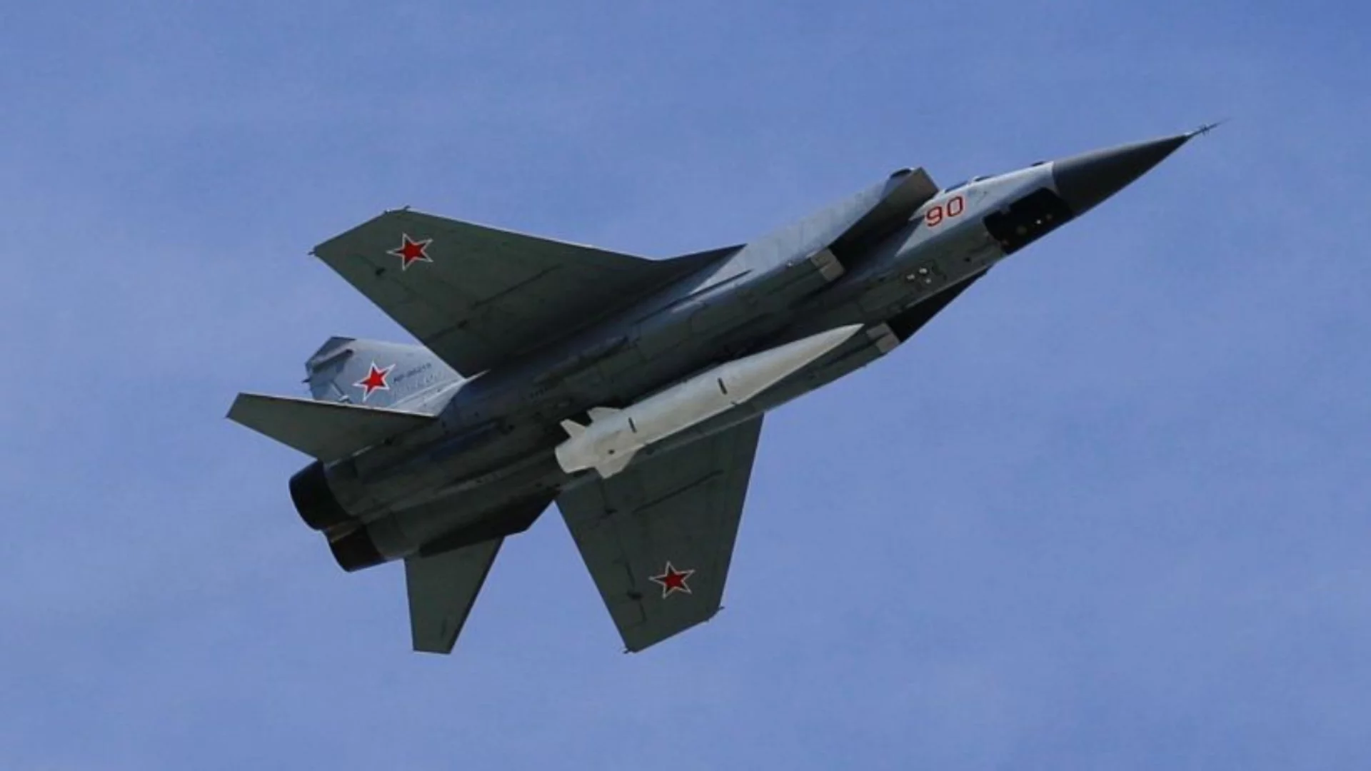 Носител на ракети "Кинжал" изглежда е пострадал: Украйна съобщи за нови два ударени руски самолета