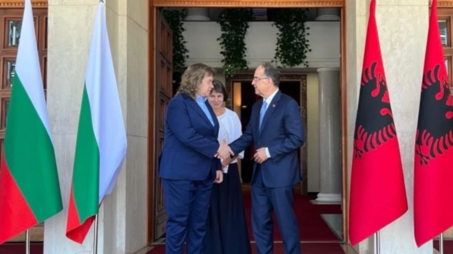 Киселова: България подкрепя усилията на Албания за присъединяване към ЕС