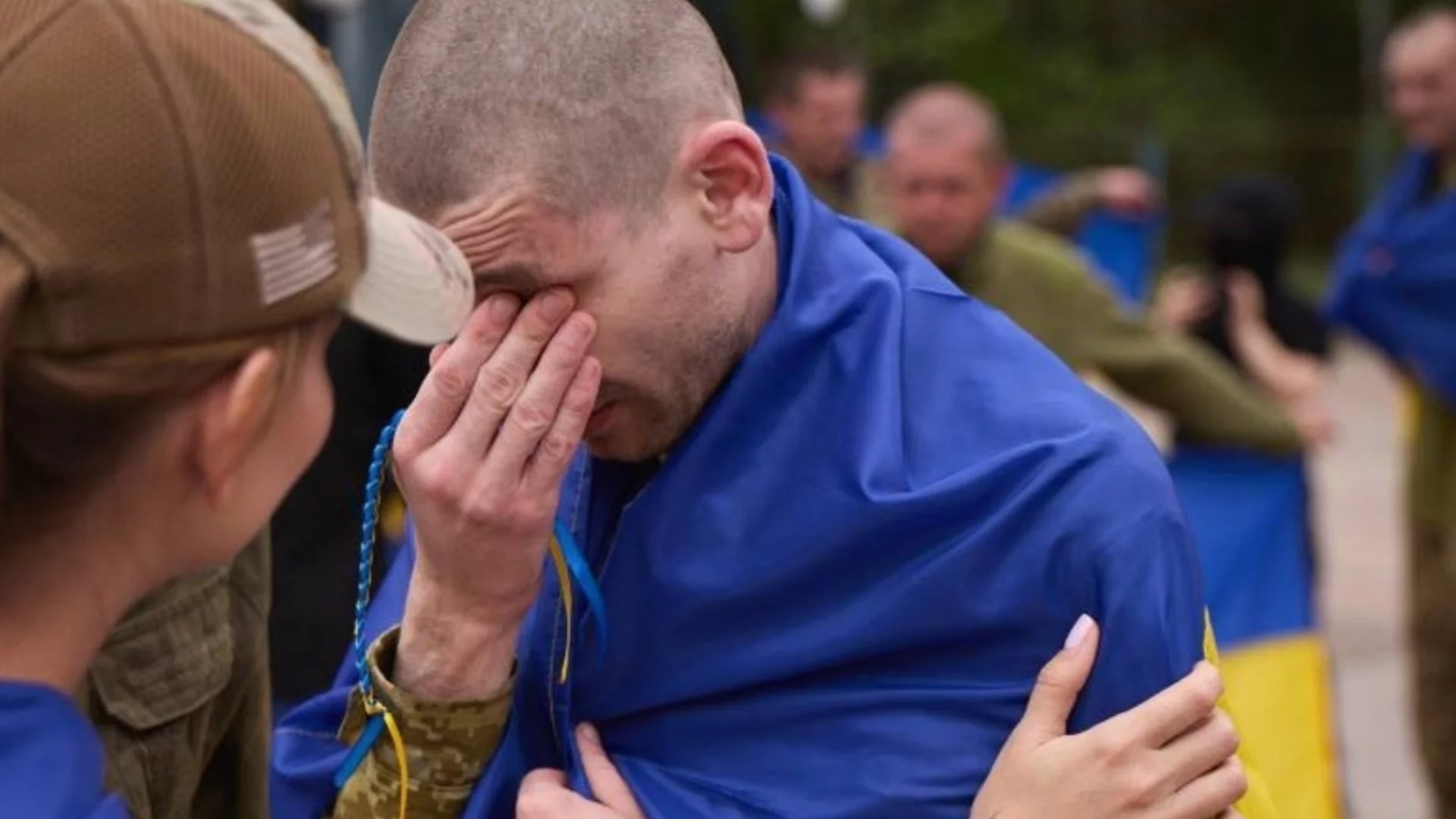 Дори лекарите не издържаха: Украински военнопленник е жигосан с надписа "Слава на Русия" (СНИМКА)