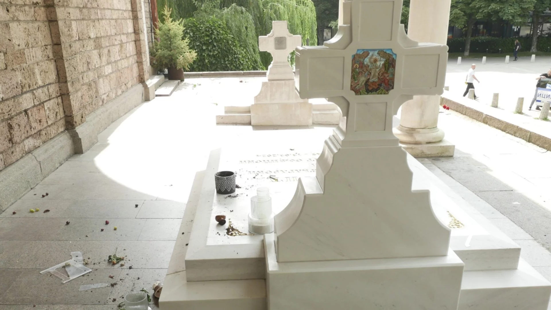 Поредно посегателство: Вандали оскверниха гроба на патриарх Неофит (ВИДЕО)