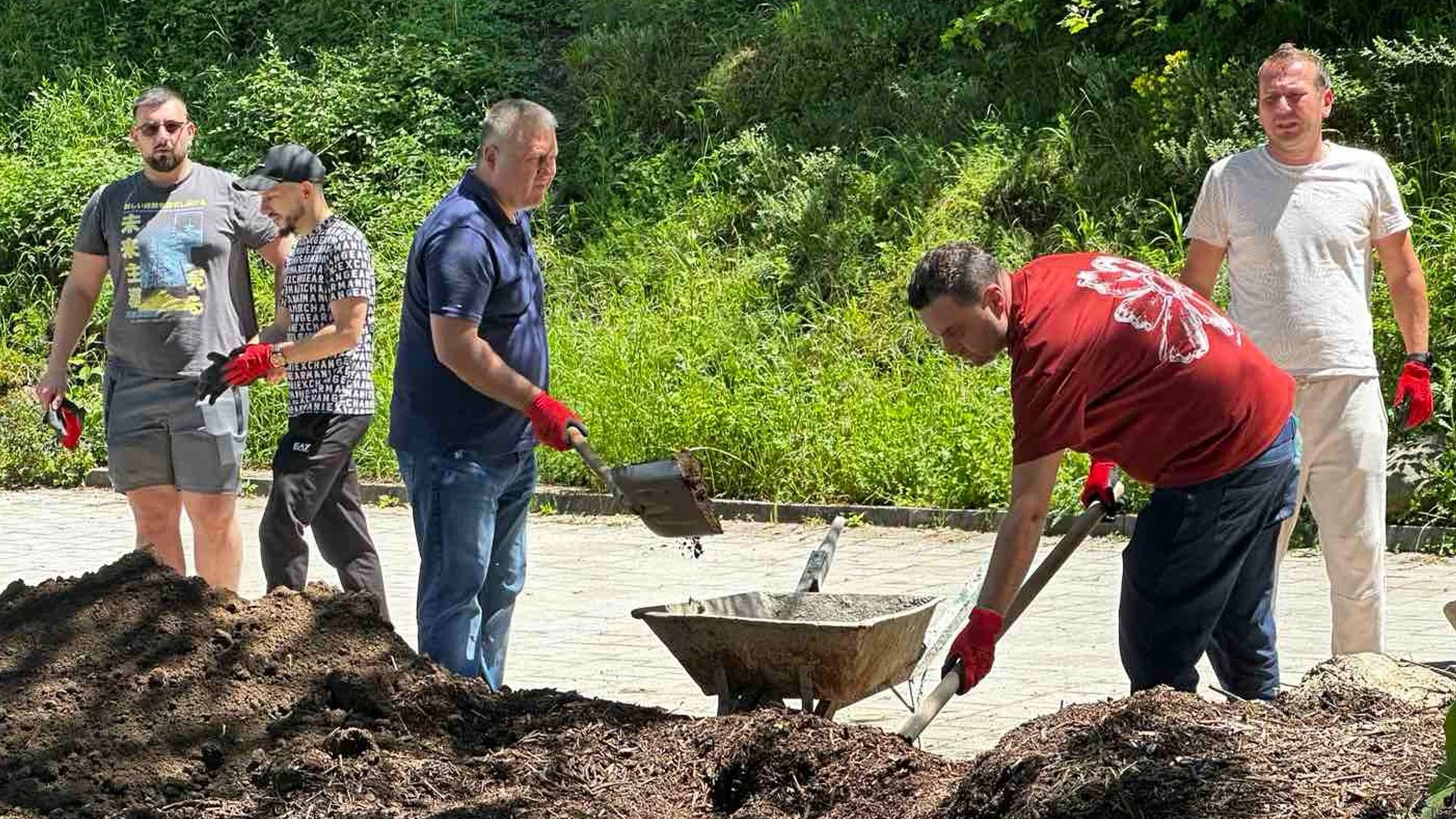 Близо 100 доброволци от Yettel участваха в почистването на парк „Клептуза“ във Велинград