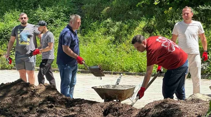 Близо 100 доброволци от Yettel участваха в почистването на парк „Клептуза“ във Велинград