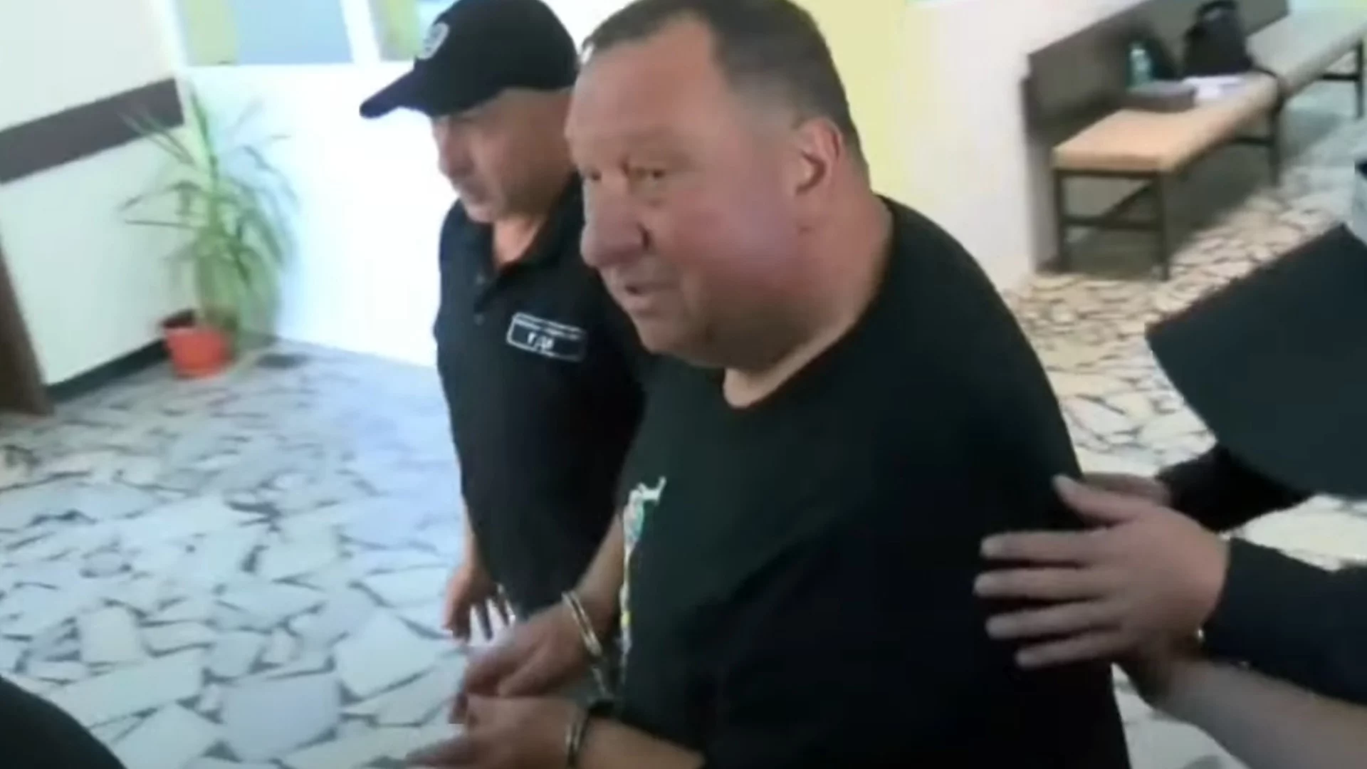 "Вие сигурни ли сте, че така сме се отнасяли с хората?": Проговори собственикът в сянка на "домовете на ужасите" в Ягода (ВИДЕО)