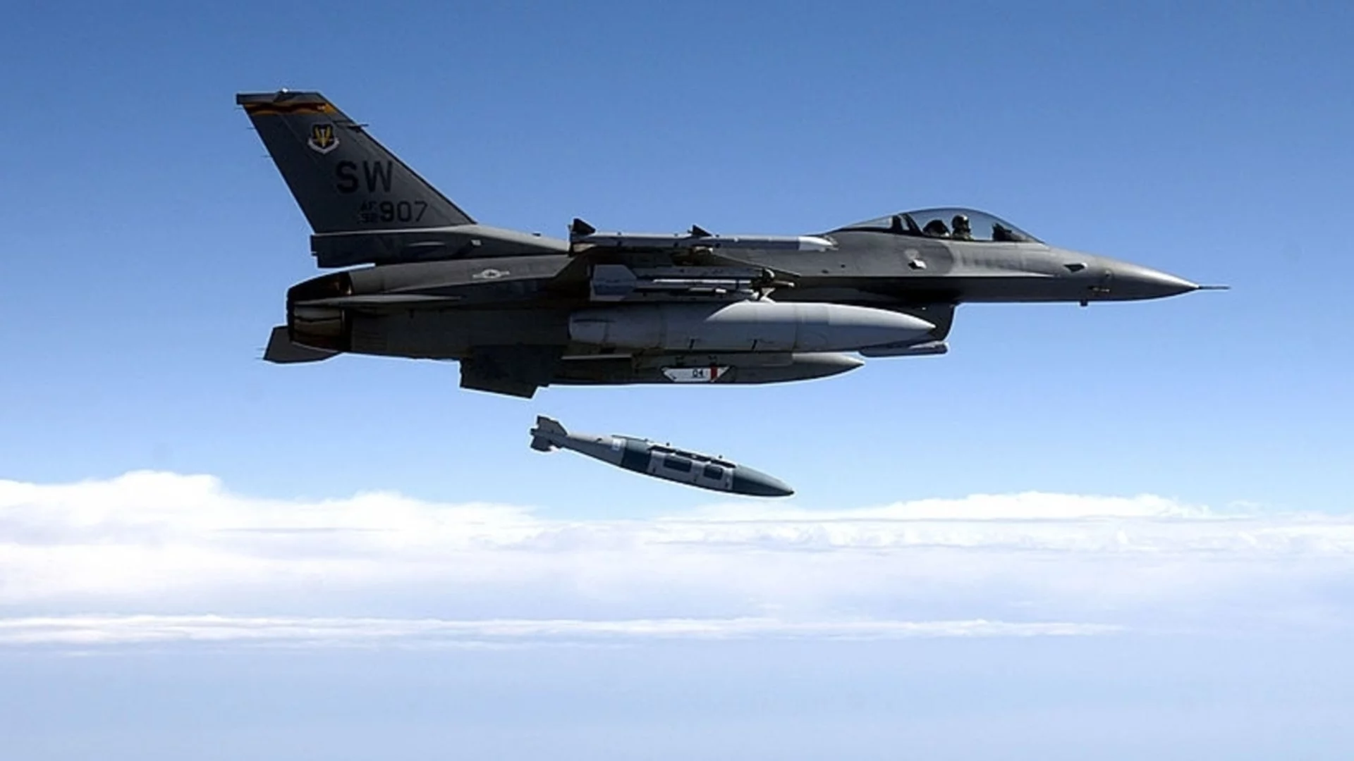 Норвегия прехвърля на Украйна два пъти повече самолети F-16, отколкото официално обеща