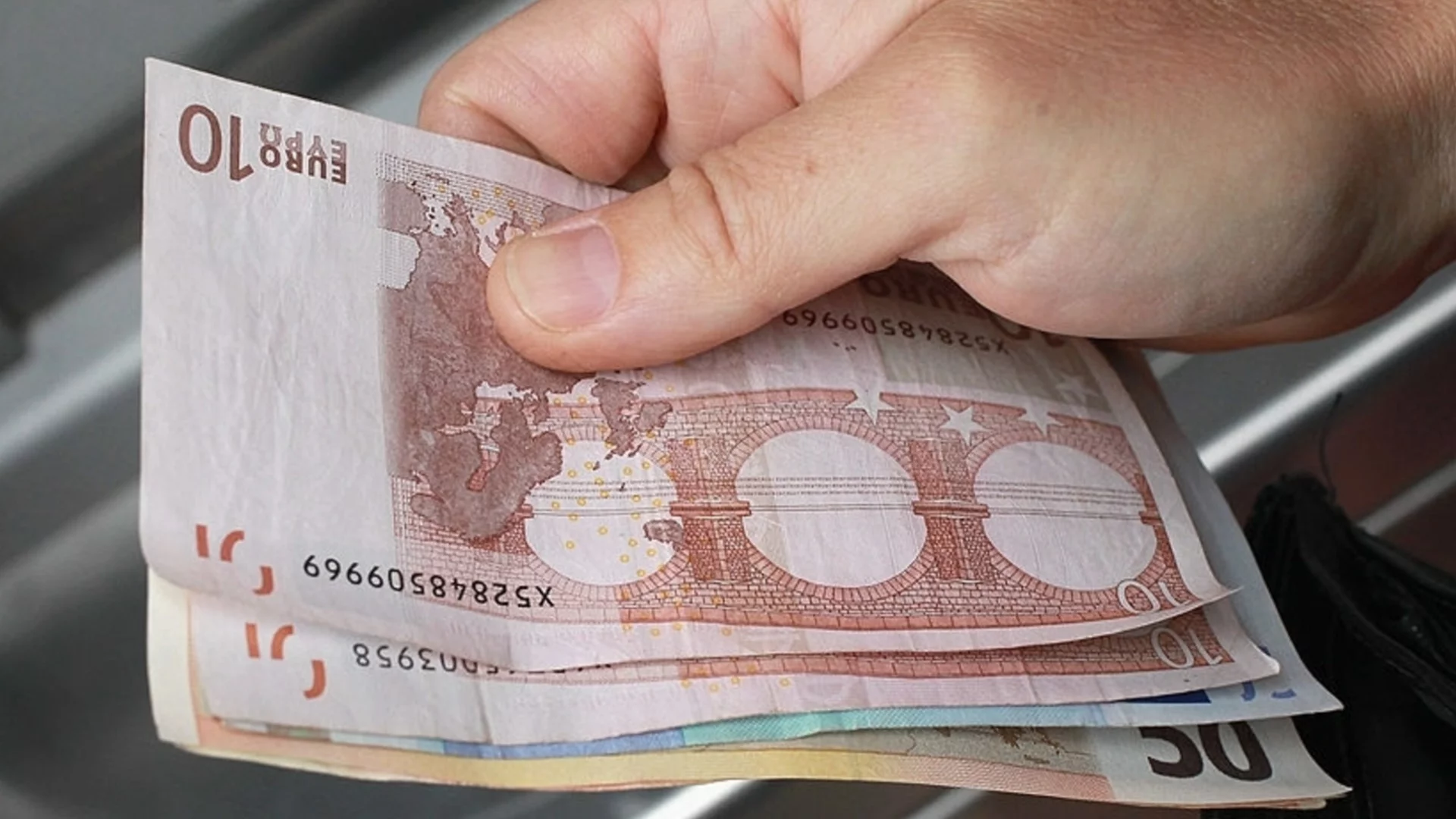 Еврото държи стабилни позиции спрямо щатския долар