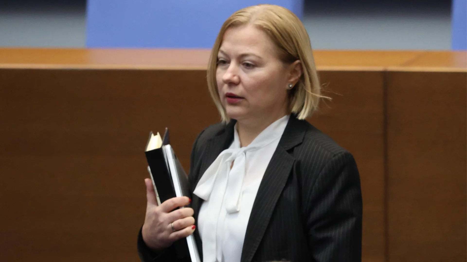 Увеличиха заплатите на полицаите, на медицинските сестри не: Надежда Йорданова за „домовете на ужасите“ 