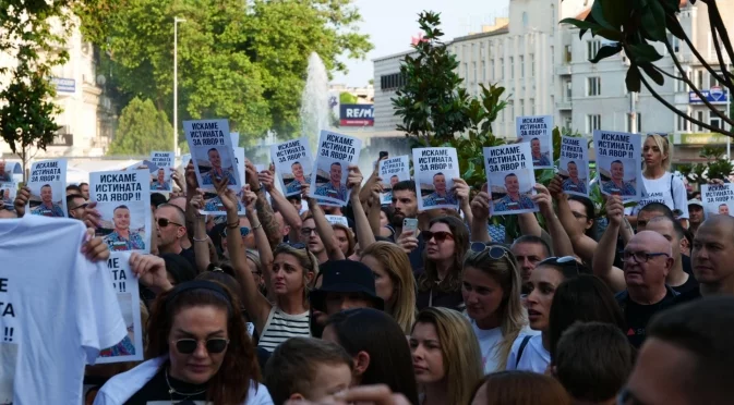 След смъртта на Явор: Тази вечер варненци отново се събраха на протест