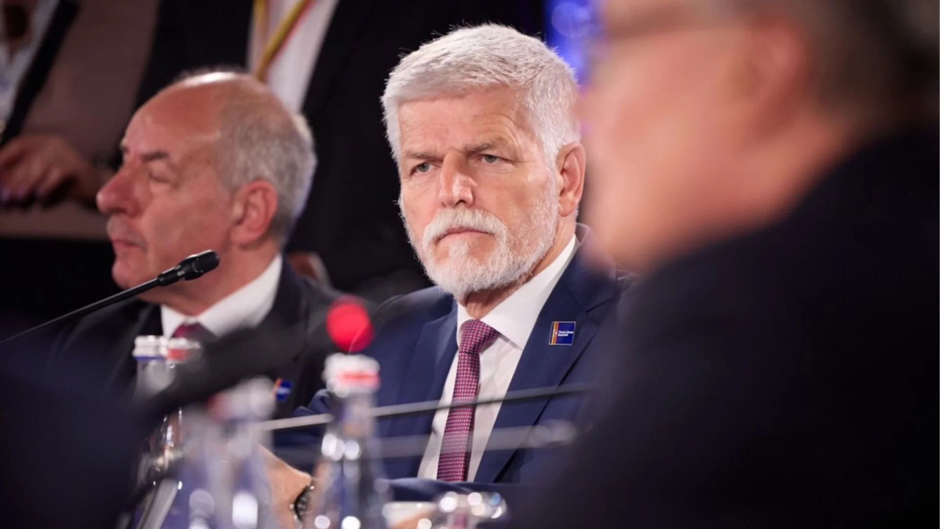От името на Европа: Чешкият президент с молба до Тръмп за превъоръжаването