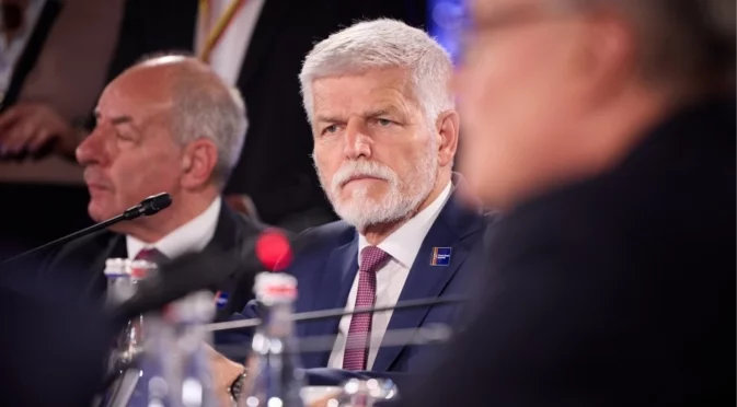 От името на Европа: Чешкият президент с молба до Тръмп за превъоръжаването