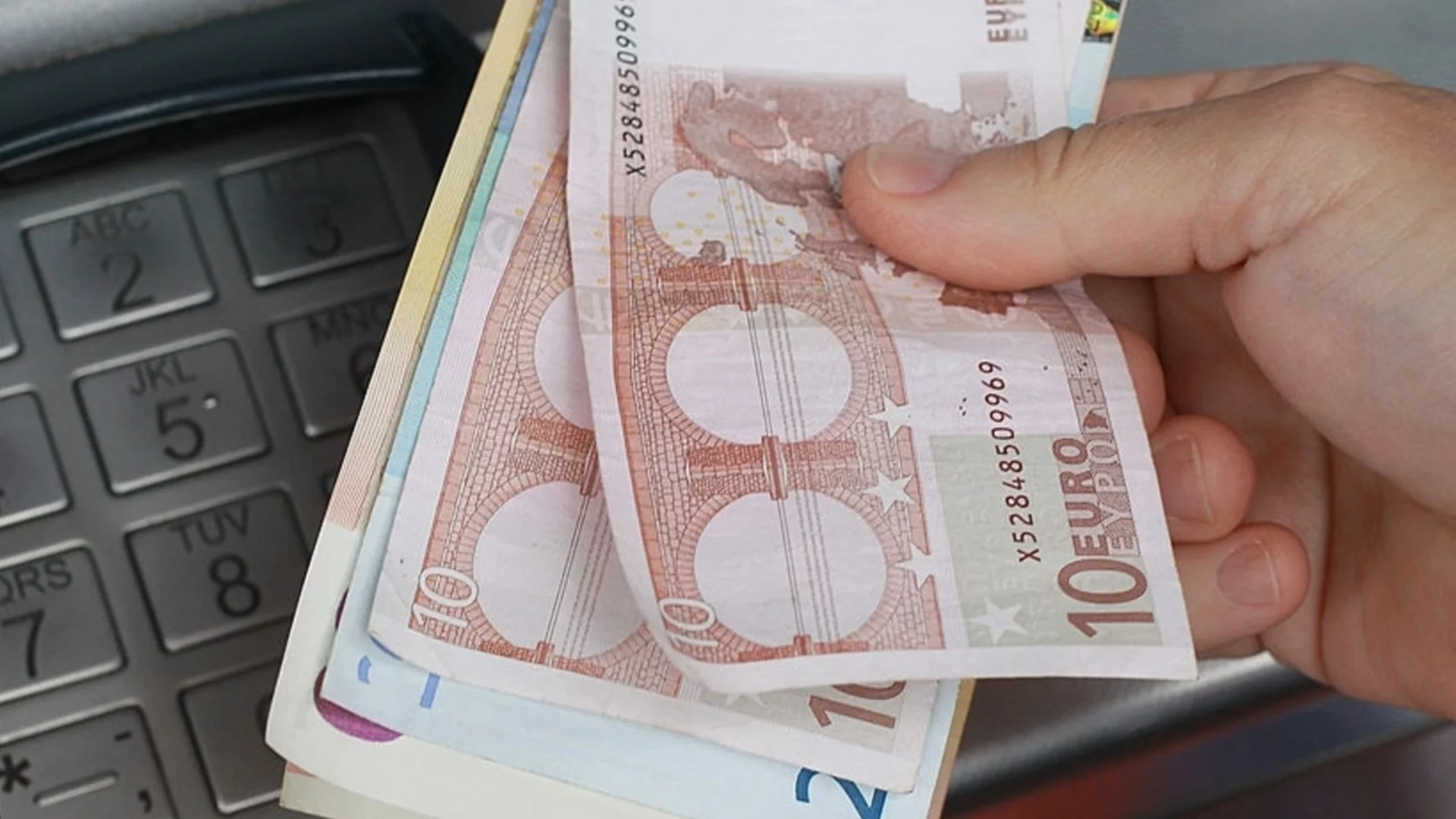 Еврото достигна нечувани от години стойности спрямо долара