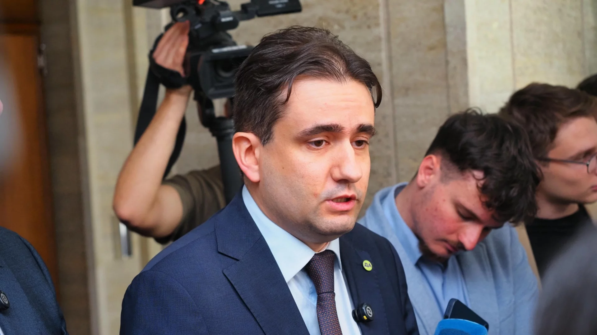 Пеевски узурпира властта: Божидар Божанов за бомбите в ръцете на МВР министъра