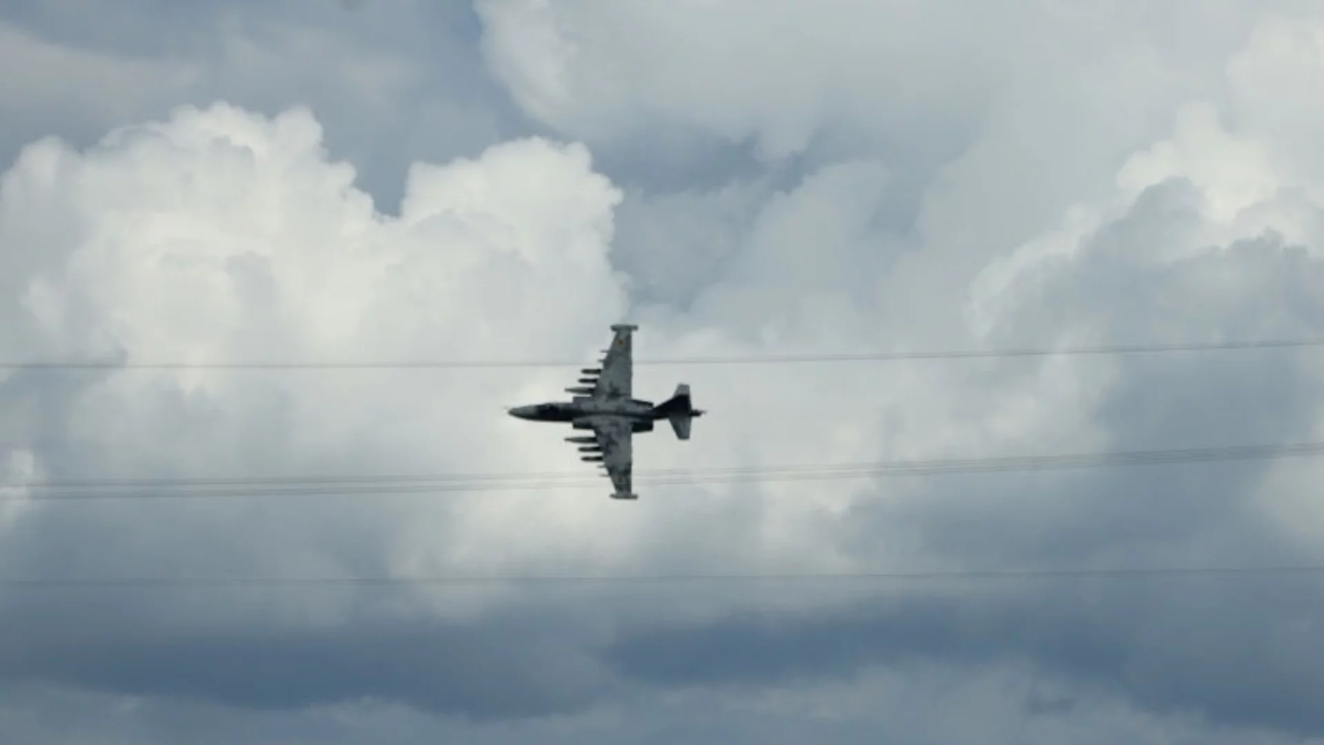 "Всичко е наред": Паднал Су-25, пожари на руско военно летище и в база за горива за руските стратегически бомбардировачи (ВИДЕО)