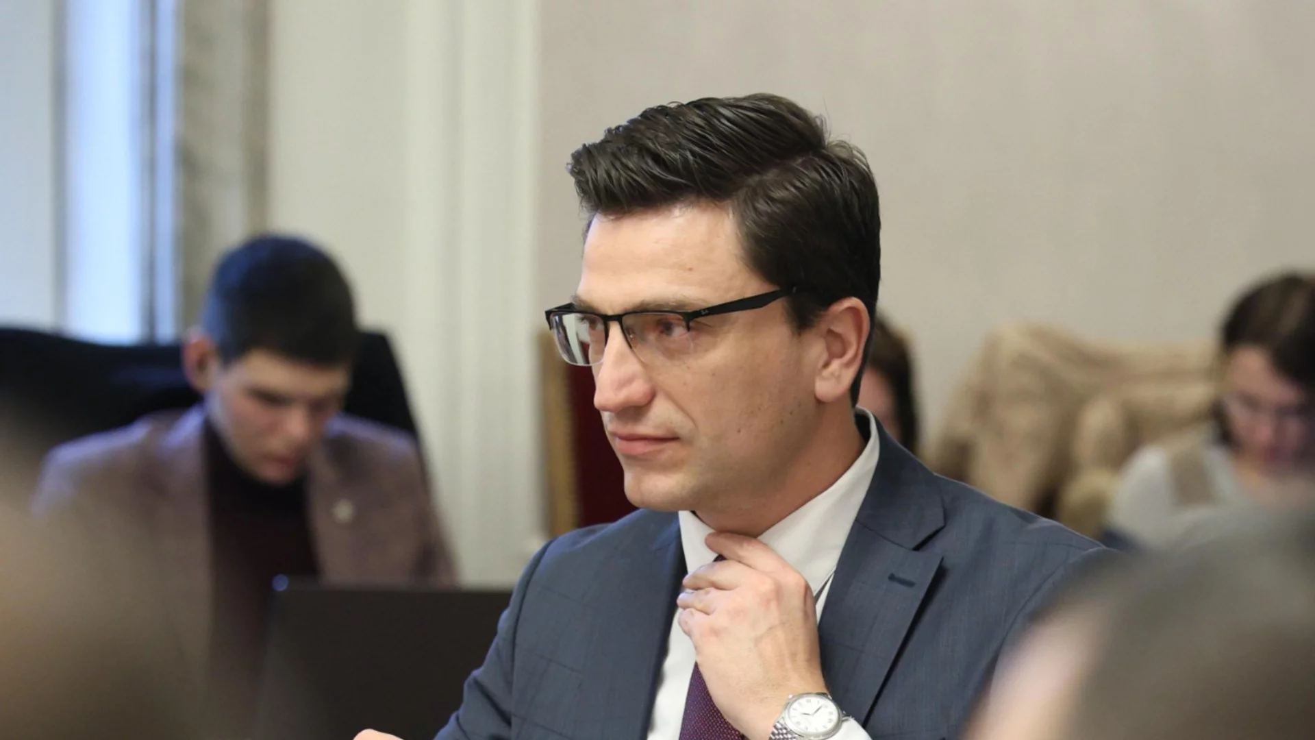 "Някой да й каже, че я търсят": Сабрутев издирва финансовия министър за поръчката за рентгените