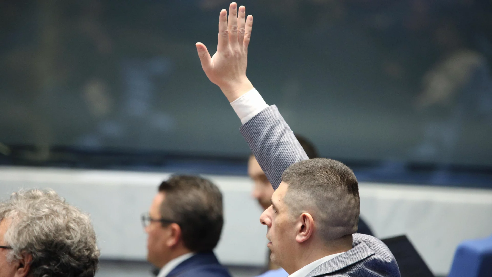 Боди камера на всеки полицай - точка. Ама не им били удобни - удобно ли беше на обществото като им се вдигнаха заплатите с между 50 и 70%?