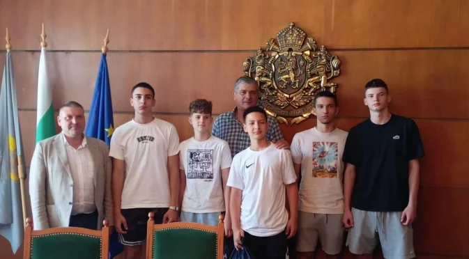 Плевен посрещна ученическите шампиони от две гимназии