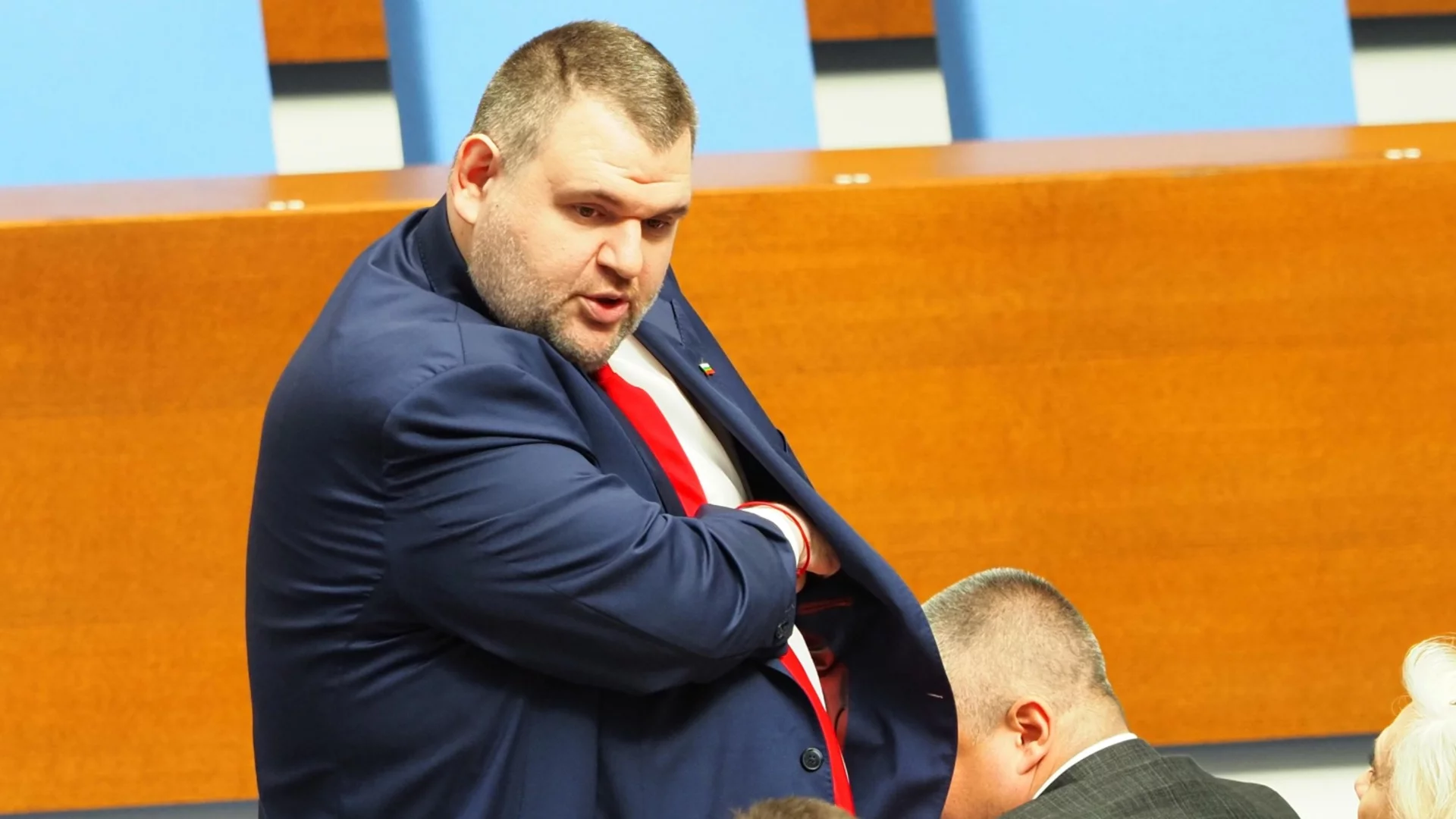 Епизод 1: Пеевски догонва Борисов. Епизод 2: Бута и него зад борда