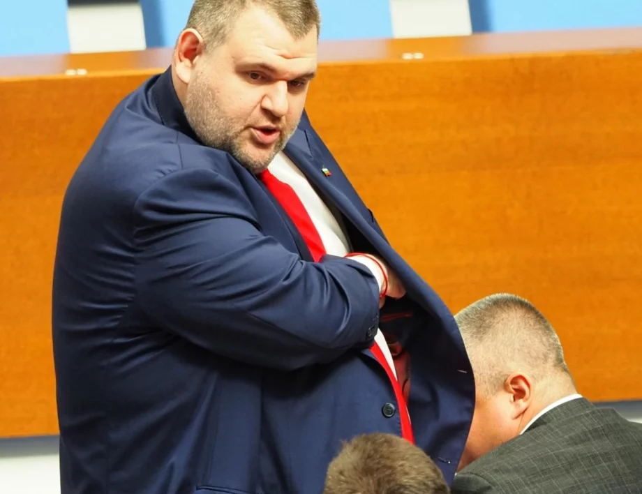 Епизод 1: Пеевски догонва Борисов. Епизод 2: Бута и него зад борда