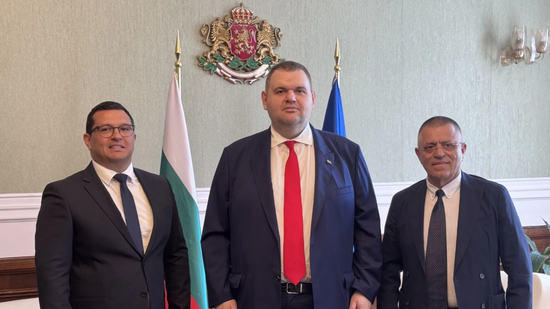 "Така искат хората": Пеевски прие още кметове в сърцето си