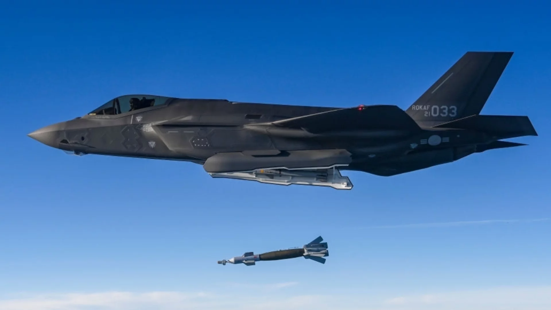 Сигнали: САЩ също ще атакуват Иран. Унищожени F-35 и F-14 – кой лъже? Пожари в Оманския залив, замесени са танкери (ВИДЕО)