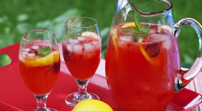 Вкусна домашна лимонада с ягоди: Най-добрите рецепти, които ще ви разхладят в жегата