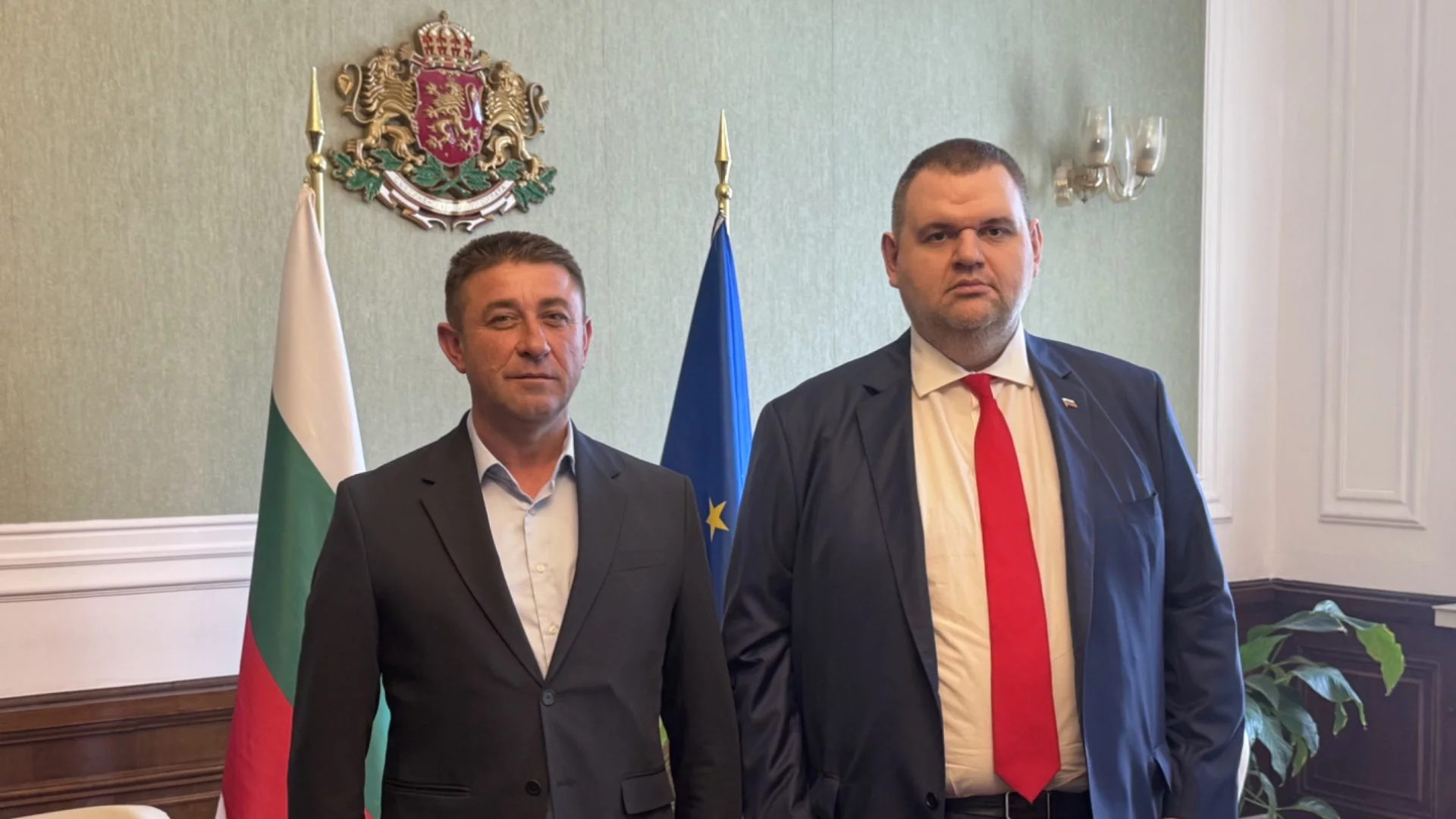 Кмет след кмет в кабинета на Пеевски