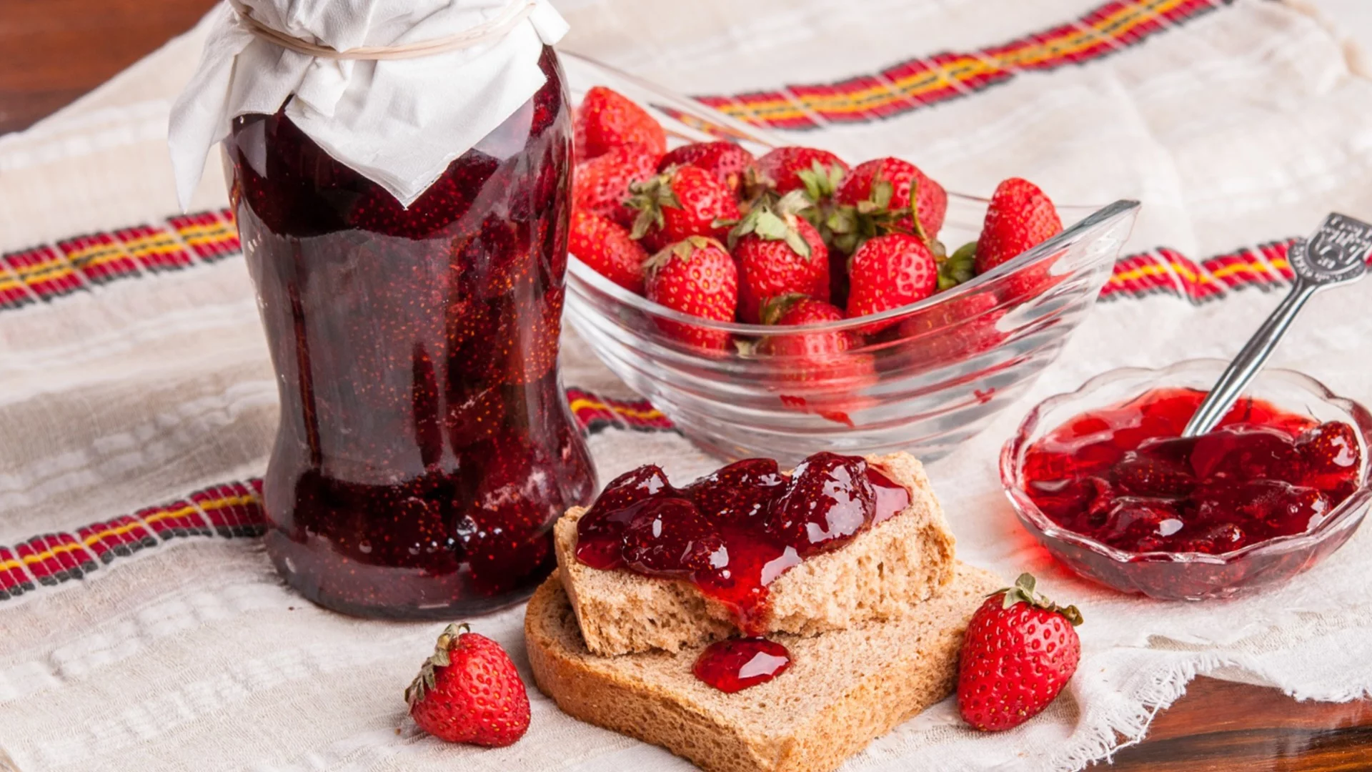 Топи се в устата: Рецепта за вкусно сладко с цели ягоди