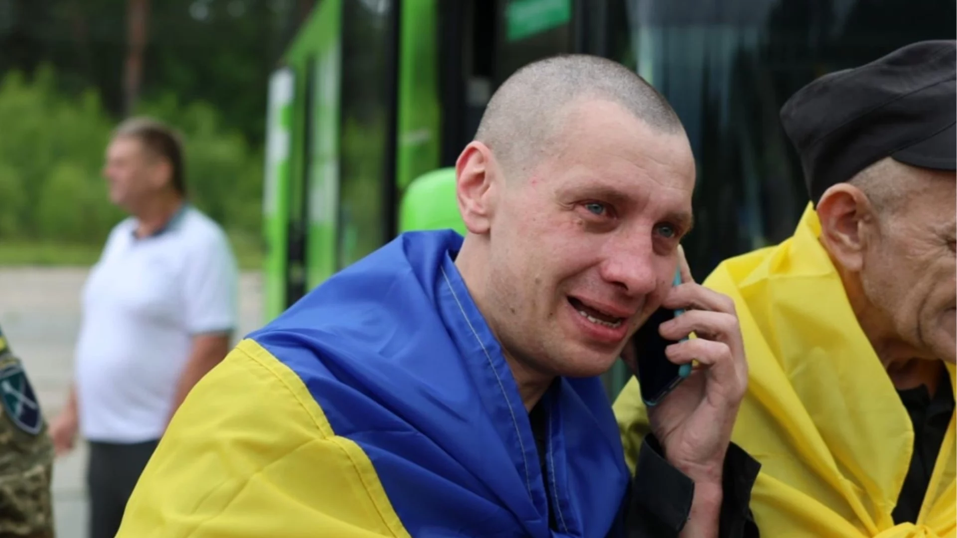 Още щастливи лица и сълзи от радост: Украйна продължава да си връща пленници (ВИДЕО)