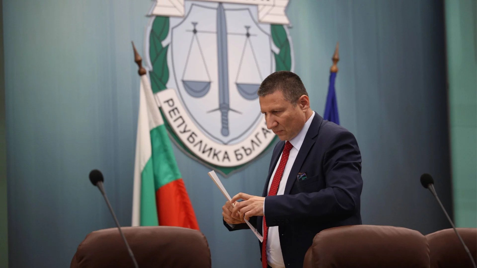 Прокуратурата крие информация, която е достъпна по закон: опит Сарафов да бъде спрян