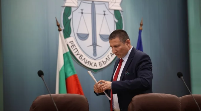 Прокуратурата крие информация, която е достъпна по закон: опит Сарафов да бъде спрян