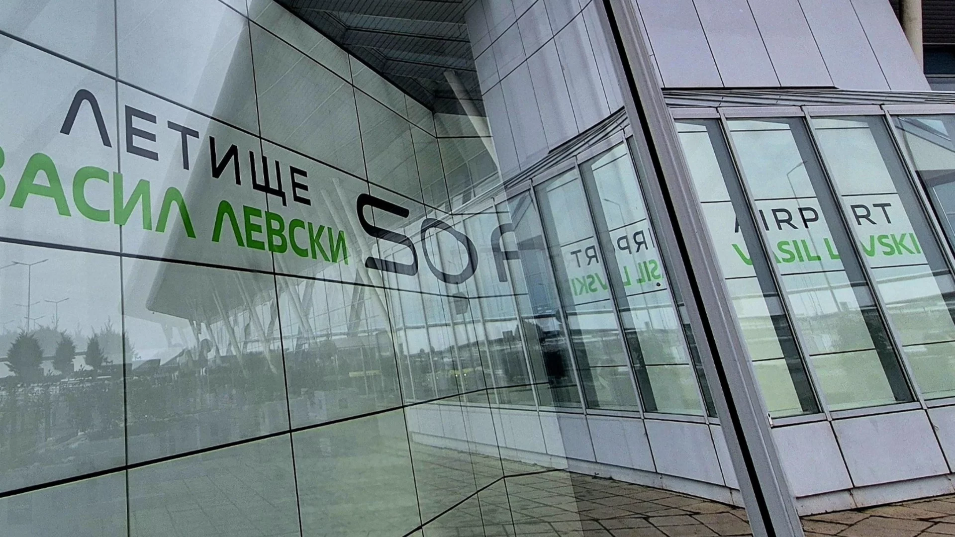 На Летище „Васил Левски“ 300 пътници са блокирани в „ръкава“ към терминала
