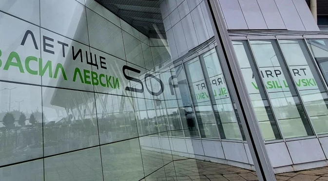 На Летище "Васил Левски" 300 пътници са били блокирани в "ръкава" към терминала