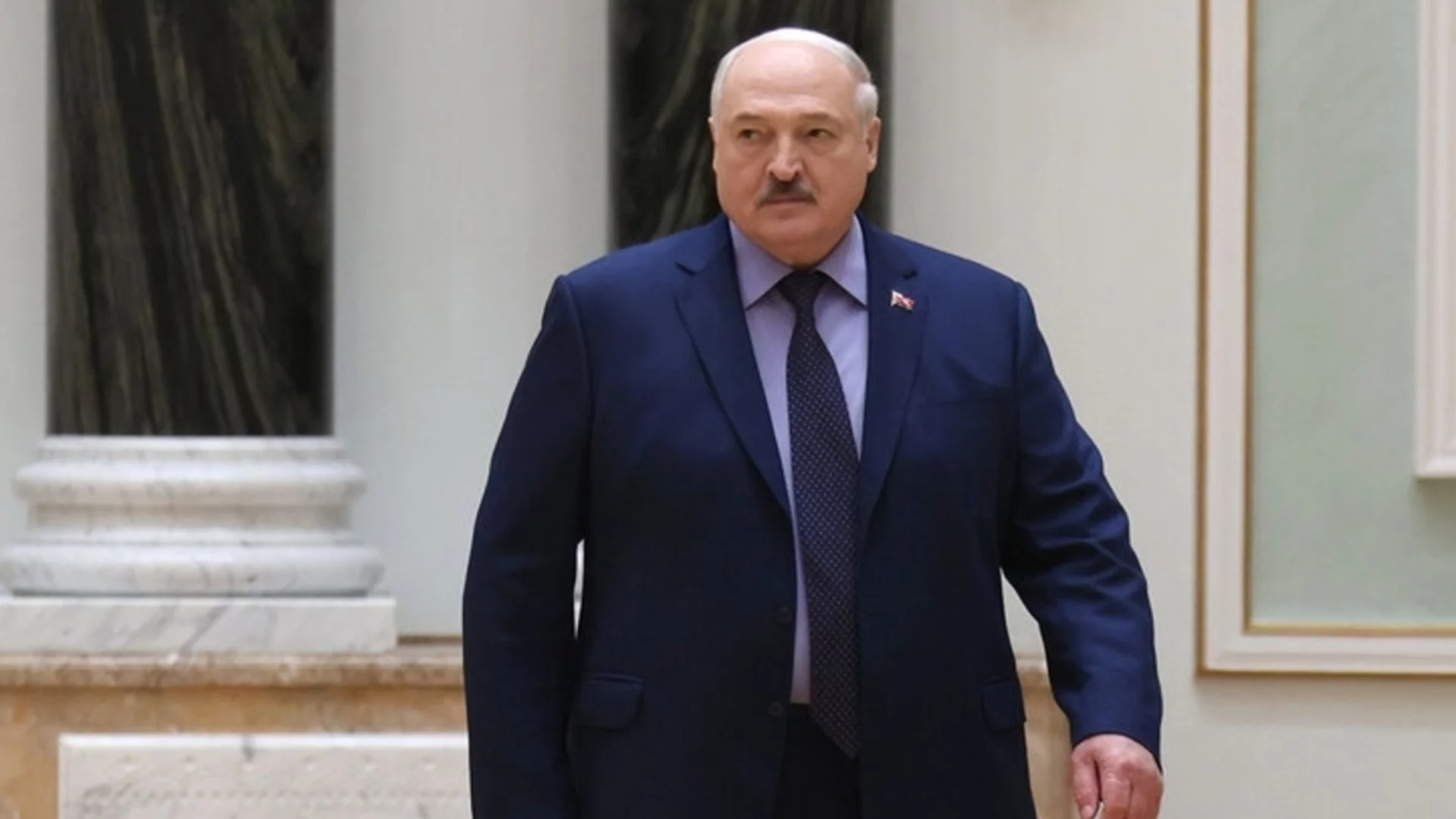 "Кой ни е дошъл на гости? Най-известният човек в медиите: Лукашенко прегръща специалния пратеник на Тръмп в Беларус (ВИДЕО)