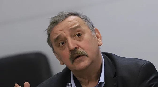 "Започваш да слабееш, вдигаш температура": Проф. Кантарджиев за опасността от папатаците