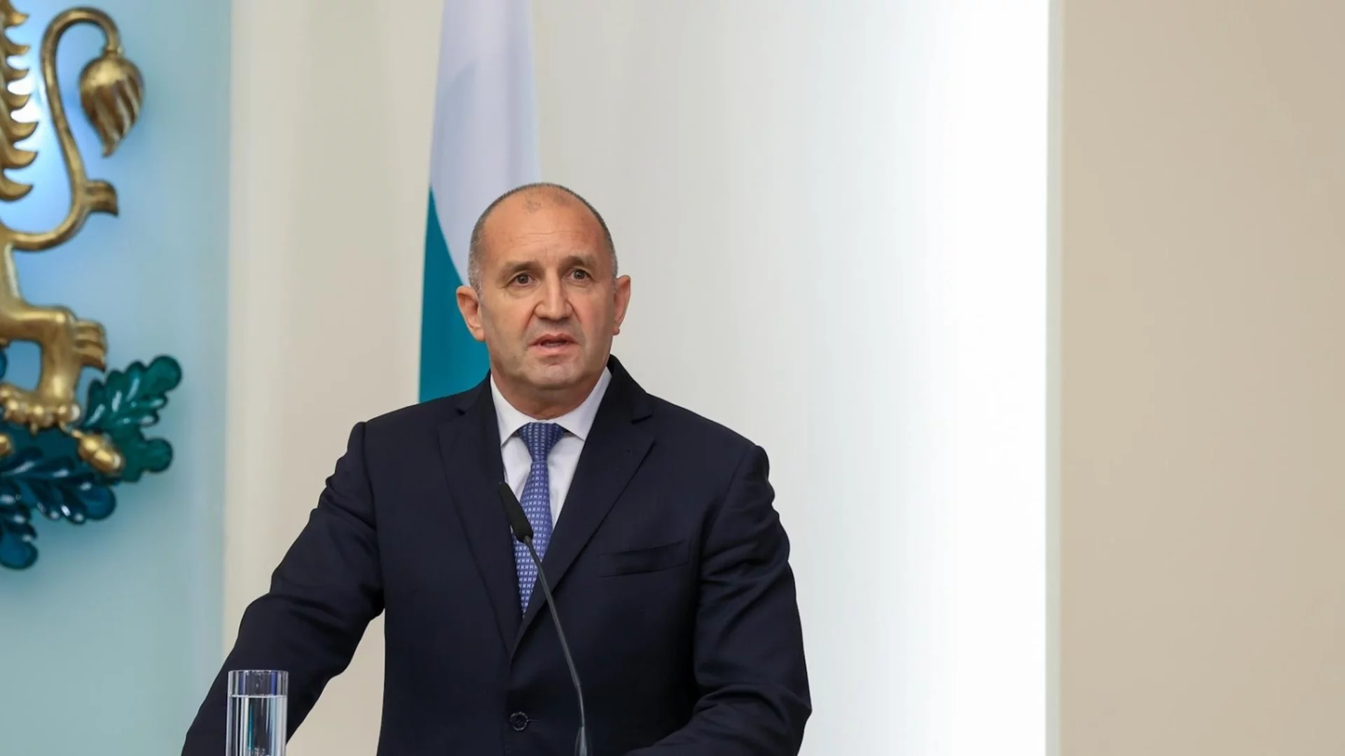 Завършиха с реми: Румен Радев игра шах с Нургюл Салимова 