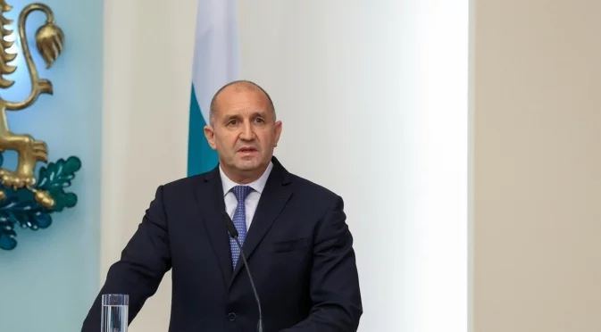 Завършиха с реми: Румен Радев игра шах с Нургюл Салимова 