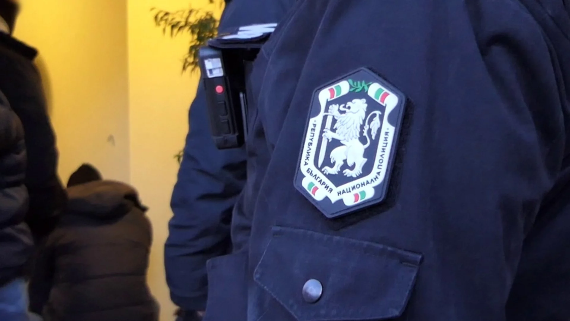 Жена нападна и надра полицай