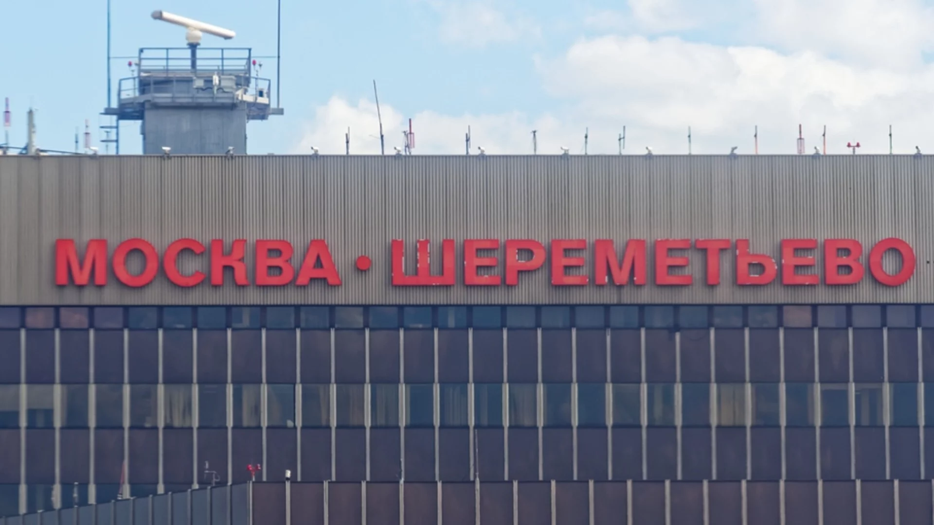 Мъж разби в пода 2-годишно дете на летище, дори не го е познавал (СНИМКИ, ВИДЕО)