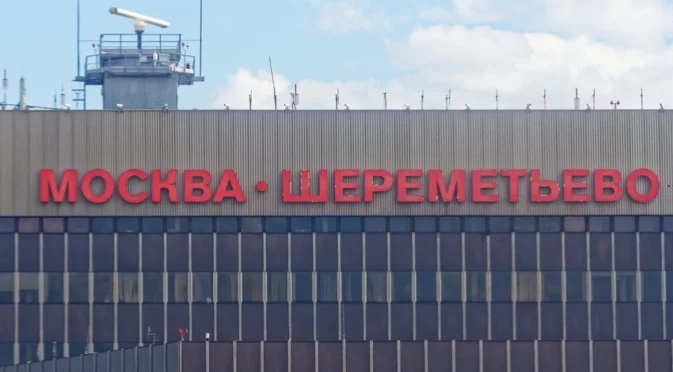 Мъж разби в пода 2-годишно дете на летище, дори не го е познавал (СНИМКИ, ВИДЕО)