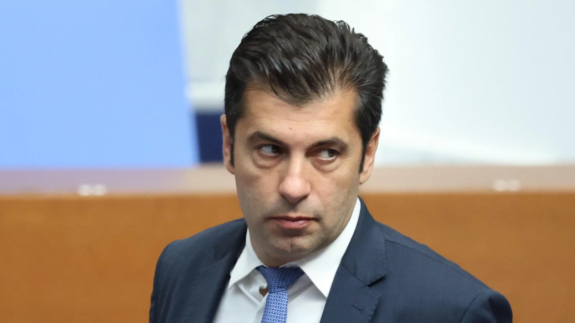 "По-почтенната част от ПП си заминава" и "политическа олигофрения": Реакциите след оставката на Кирил Петков
