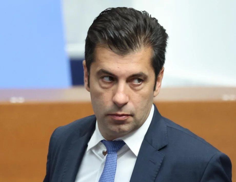 "По-почтенната част от ПП си заминава" и "политическа олигофрения": Реакциите след оставката на Кирил Петков