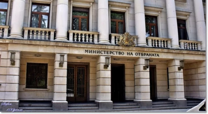 Няма място за паника: МО обясни за военните самолети в небето