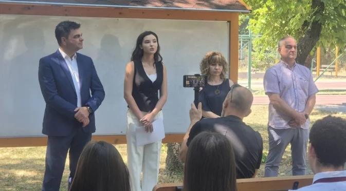 Мис България Симона Петрова стартира дарителска кампания "Спаси живот" за дефибрилатори в училищата в Димитровград