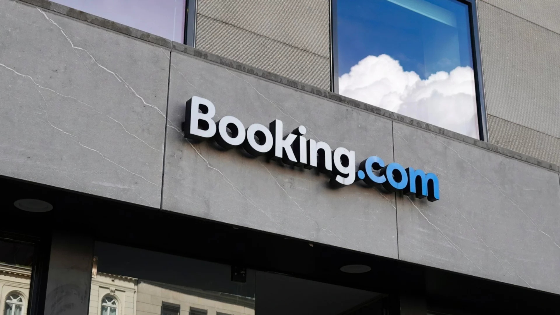 "Фалшиви отстъпки": Заведоха иск за един милиард евро срещу Booking.com
