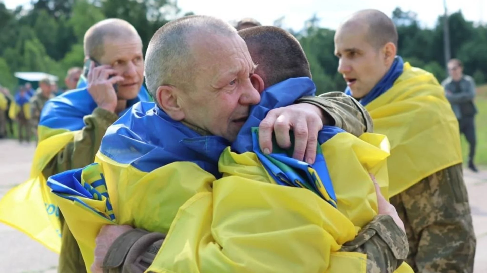 Нова група военнопленници се върнаха в Украйна, повечето са смятани за изчезнали (СНИМКИ)