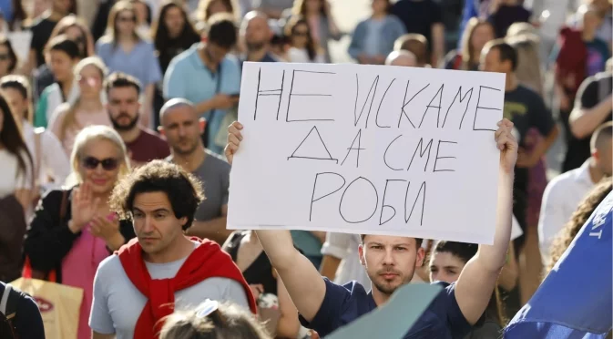 За бъдеще в България: Нов протест на младите лекари в София и Варна