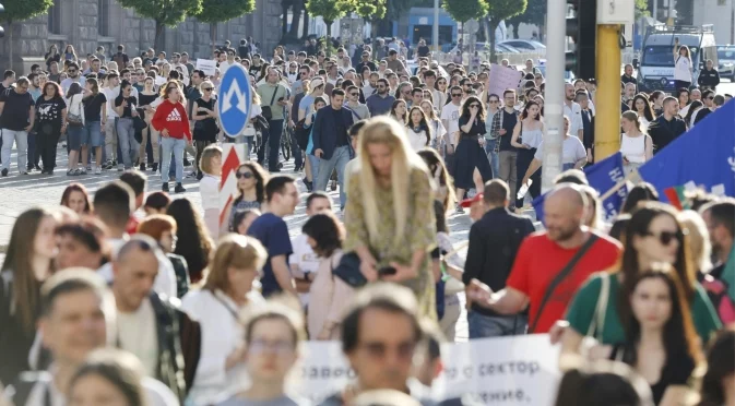 За бъдеще в България: Нов протест на младите лекари в София и Варна