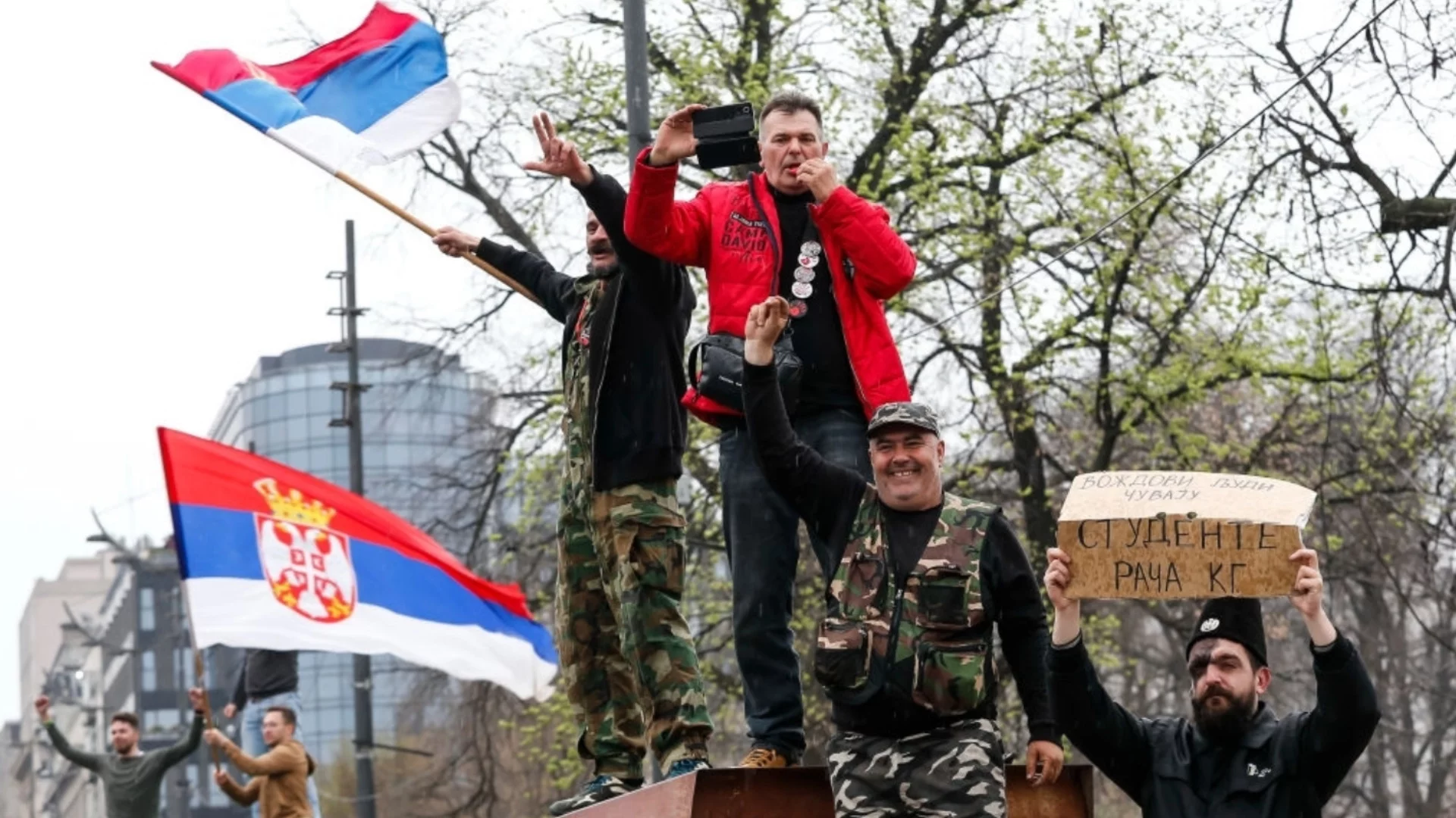 Огромен протест срещу Вучич в Белград: Ескалацията засега не е неудържима (ВИДЕО)