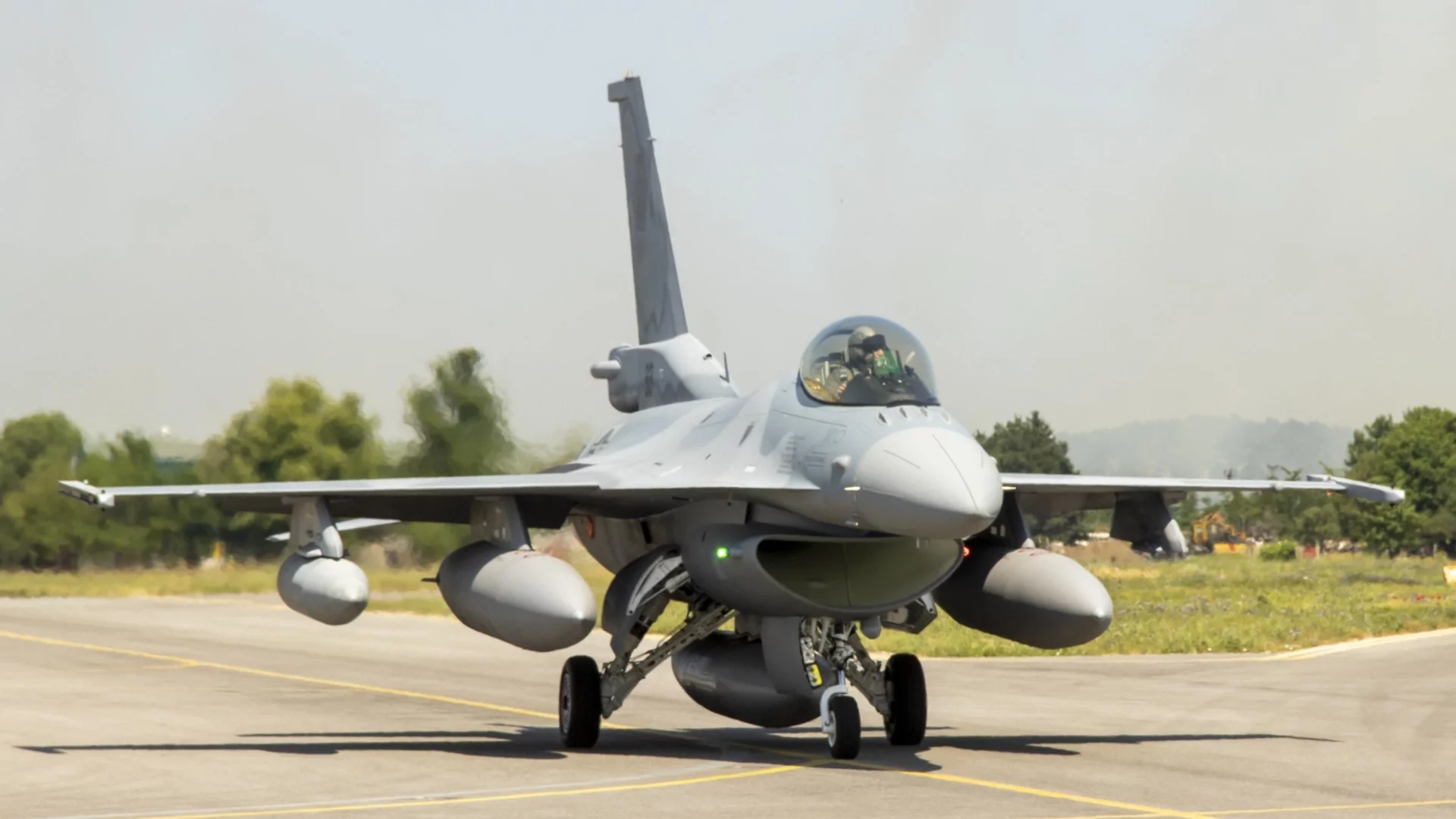 Кога ще получим следващите F-16? Отговорът от военния министър