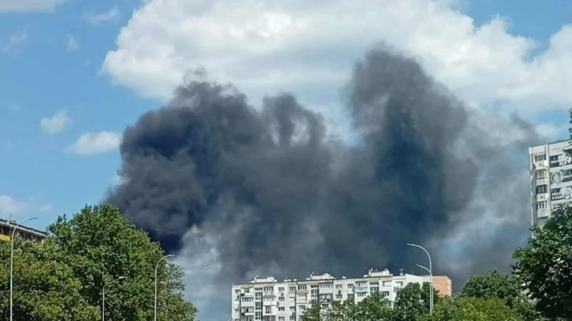 Голям пожар избухна в строителна борса във Варна